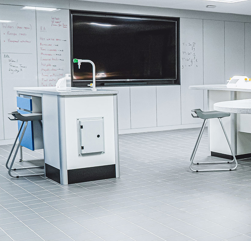 Teacher workstation Apex2100 International Sky Academy 